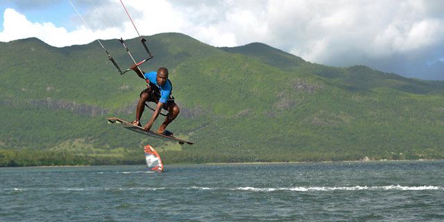 Kitesurfing mauritius kite lessons black river (5)